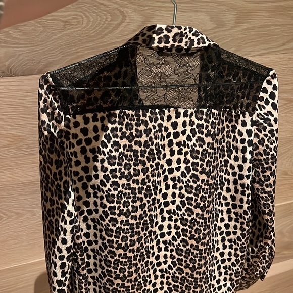 Zara leopard print buttoned shirt with lace detail on shoulders. XS. Like new. - Picture 4 of 4